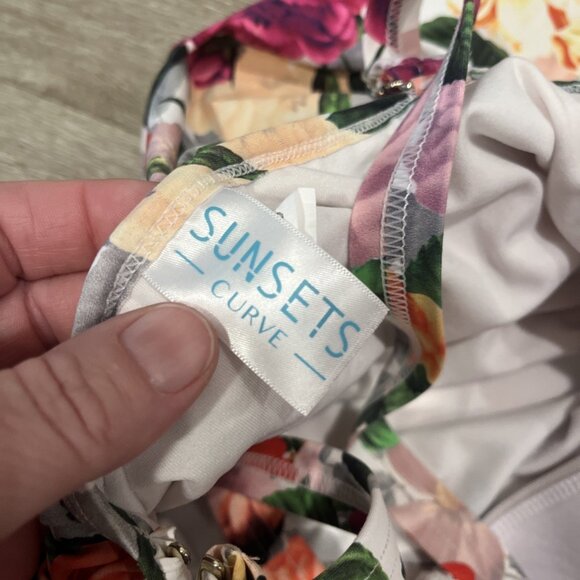 Sunsets Curve 18 Floral Padded One Piece Swimsuit Ruffle Top Underwire - Picture 2 of 4